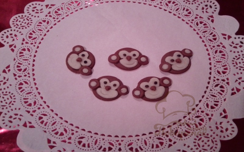 Украшение для торта из мастики в виде обезьянок